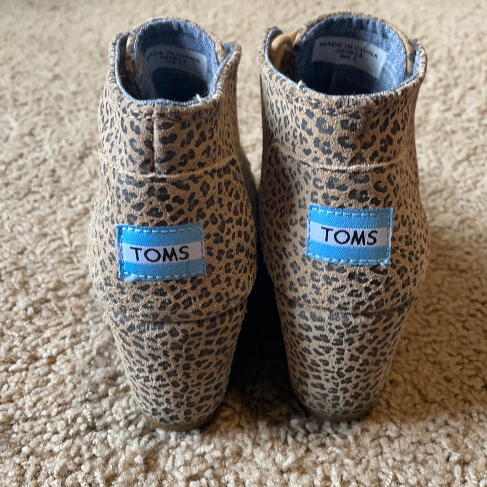 Like new, Tom’s leopard print wedges, size 6.5